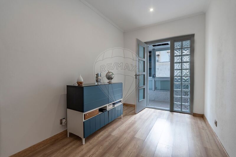 Apartment Refurbished 2 bedrooms Encosta do Sol Amadora - kitchen, gardens, 2nd floor