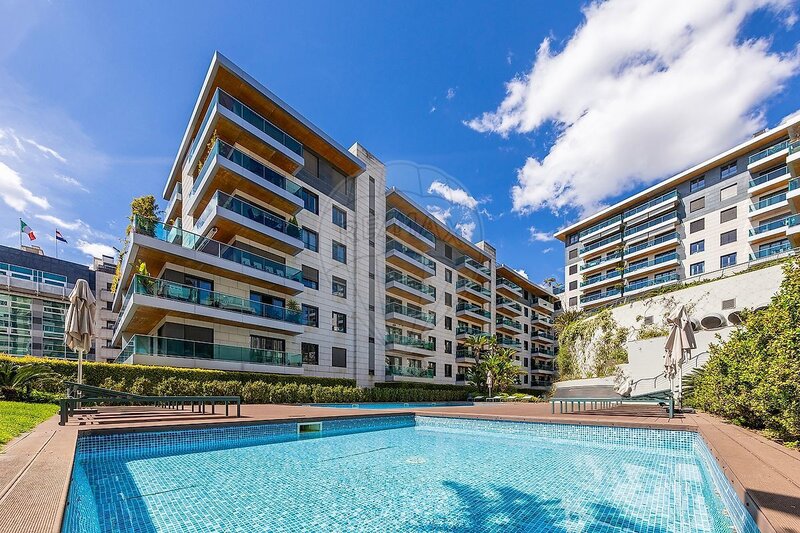 квартира T4 Estrela Lisboa - бассейн, детская площадка, частный кондоминиум, гараж, сад, голландская печь, балкон