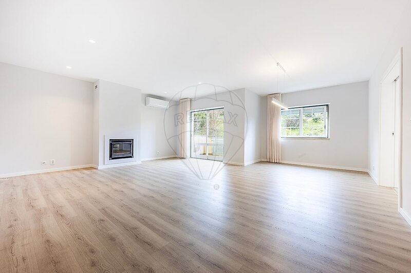 Apartamento T4 Remodelado com boas áreas Sintra - ar condicionado, condomínio privado, equipado, lareira, varanda, garagem, arrecadação