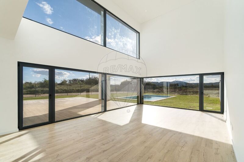 House V3 Modern in the field Lousa Loures - garage, tennis court, swimming pool