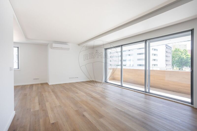 Apartment T2 Modern Lumiar Lisboa - equipped, 3rd floor, air conditioning, swimming pool, double glazing, store room, balcony