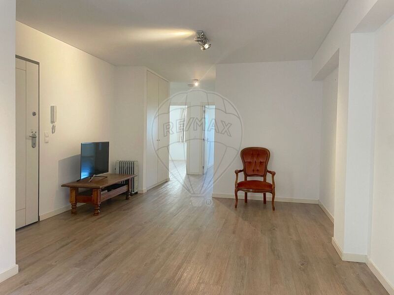 Apartamento T2 em bom estado Misericórdia Lisboa - vidros duplos, varanda, jardim