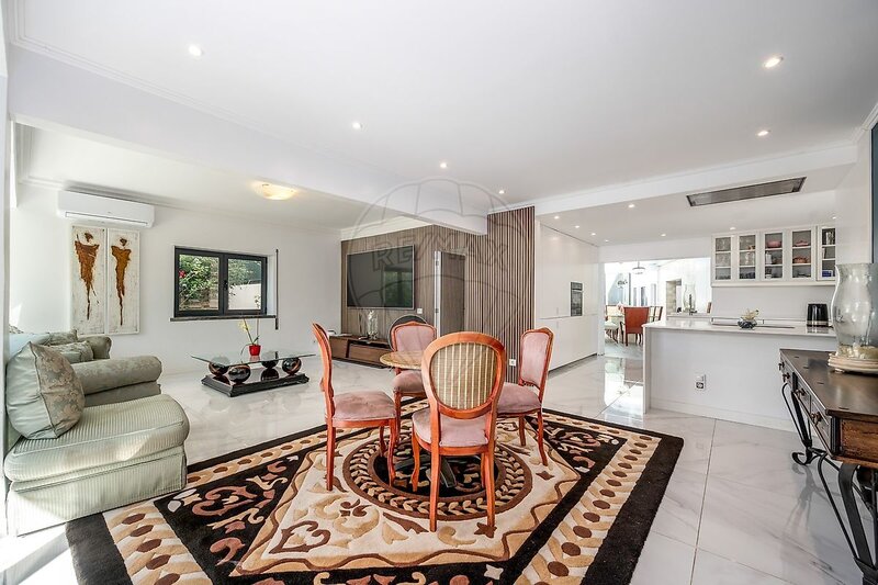 House 4 bedrooms Cascais - air conditioning, marquee, solar panels, balconies, store room