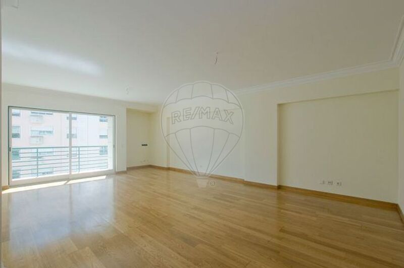 Apartamento T3 Lumiar Lisboa - vidros duplos, varanda, arrecadação, aquecimento central, parqueamento
