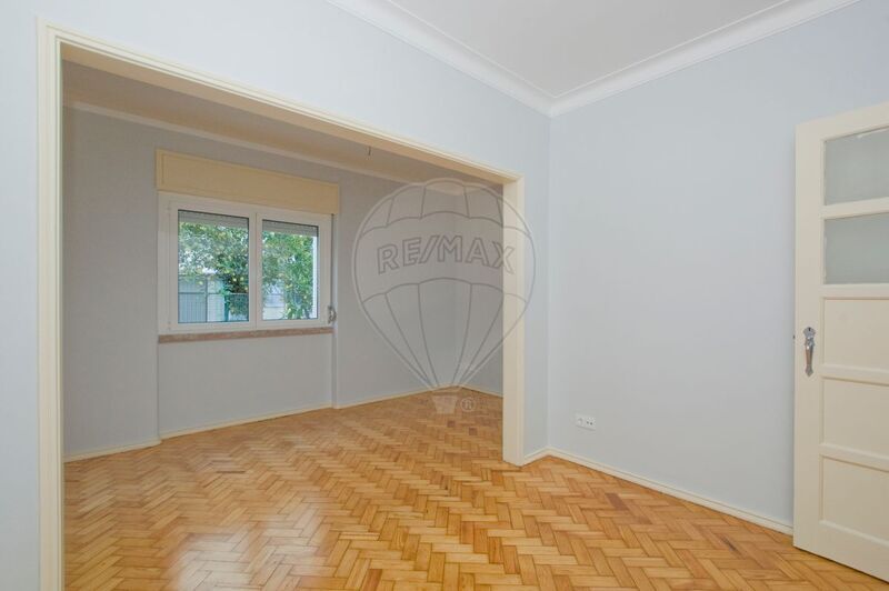 Apartamento T1 Benfica Lisboa - muita luz natural, varanda, vidros duplos, cozinha equipada