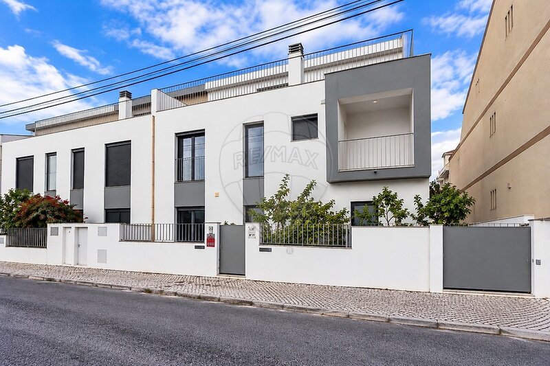 Moradia V4 com boas áreas Loures - ar condicionado, terraço, vista rio, alarme, painéis solares, garagem, varanda