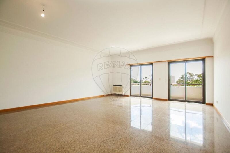 Apartamento T3 no centro Penha de França Lisboa - cozinha equipada, lugar de garagem, arrecadação
