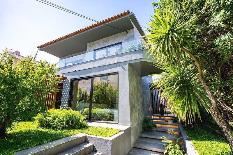House Refurbished 5 bedrooms Cascais - balconies, swimming pool, garden