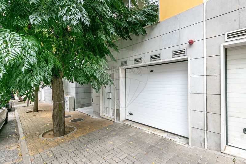 Garage with 24sqm Loures - easy access