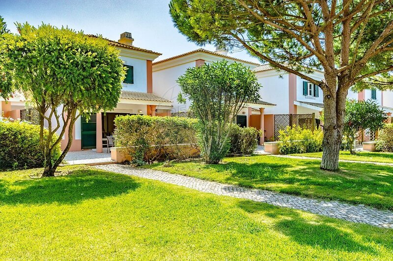 House Typical 3 bedrooms Cascais - garage, swimming pool, playground, gardens, equipped kitchen