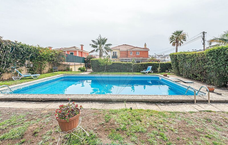 House 4 bedrooms Alcabideche Cascais - central heating, double glazing, garage, equipped kitchen, swimming pool, fireplace