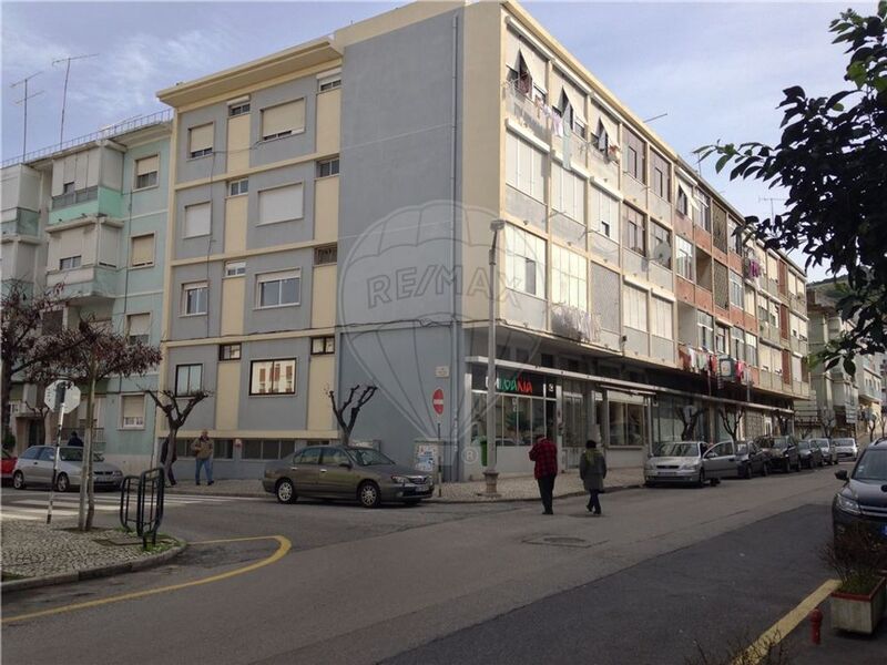 Apartment 2 bedrooms Refurbished in the center Odivelas - 1st floor, kitchen, equipped