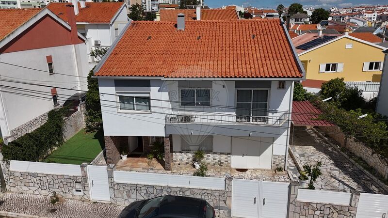 Moradia V6 Renovada Amora Seixal - varanda, arrecadação, zona calma, cozinha equipada, ar condicionado, sótão, vidros duplos, salamandra