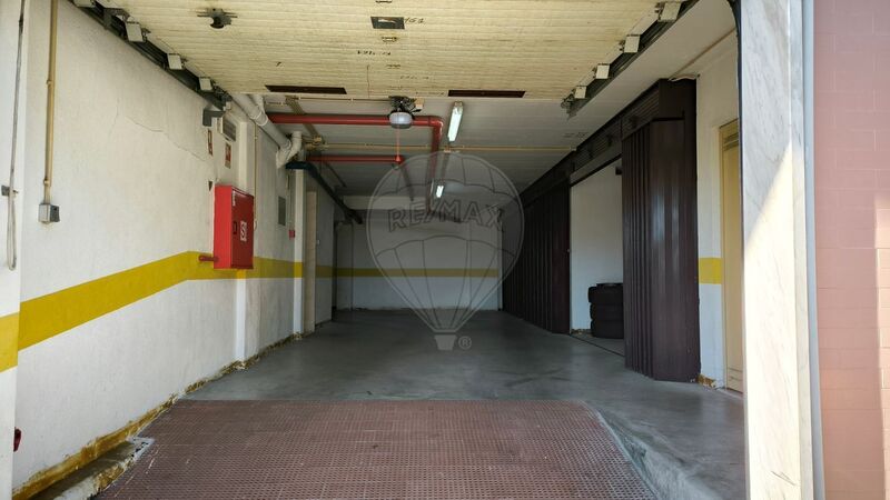 Garagem box com 19m2 Odivelas - portão automático, fácil acesso