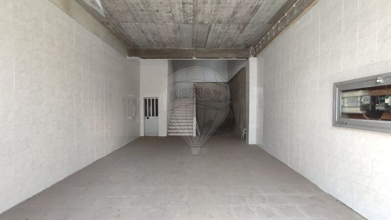 Armazém com 700m2 Loures - 3 frentes