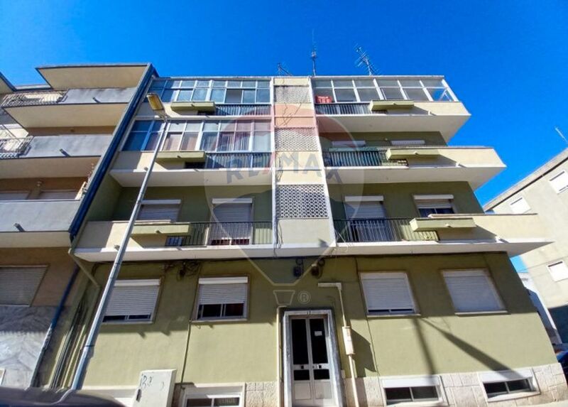 Venda de Apartamento T3 no centro Amora Seixal - marquise, 3º andar, varanda