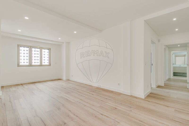 Apartamento T2 novo Loures - piso radiante, piscina, ar condicionado, arrecadação, varanda