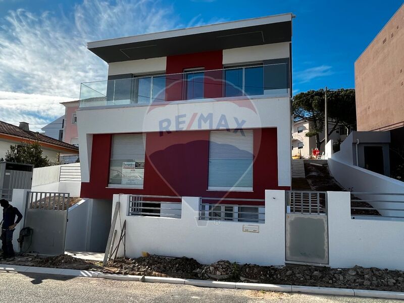 À venda Moradia Isolada em construção V4 Odivelas - jardim, isolamento térmico, piscina, garagem, painéis solares, ar condicionado, bbq