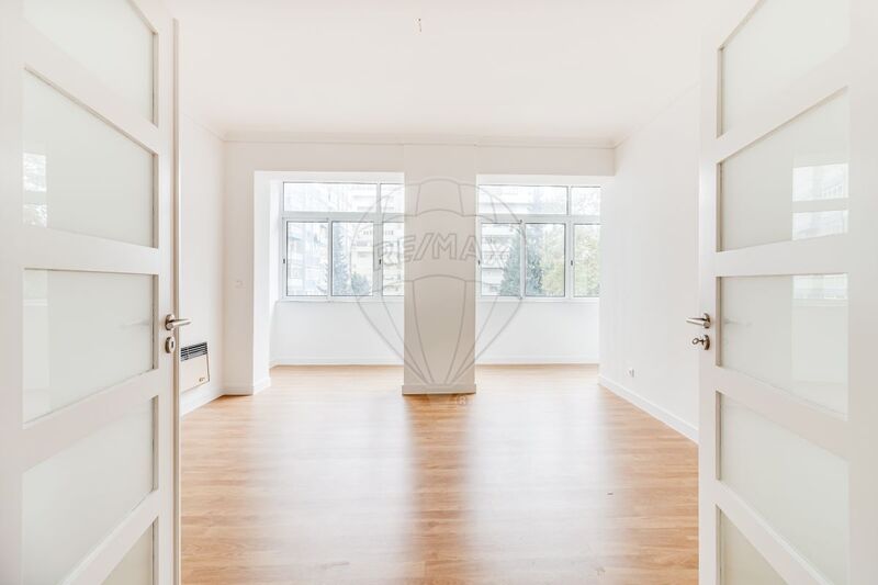 Apartamento Moderno bem localizado T3 São Domingos de Benfica Lisboa - arrecadação, lugar de garagem, cozinha equipada, jardim, isolamento térmico, vidros duplos