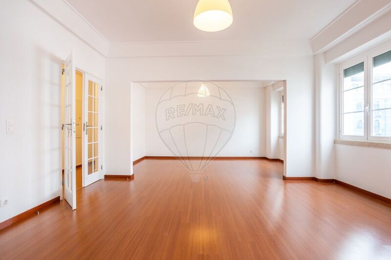 Apartamento T5 Avenidas Novas Lisboa - 3º andar, marquise, excelente localização, garagem, vidros duplos