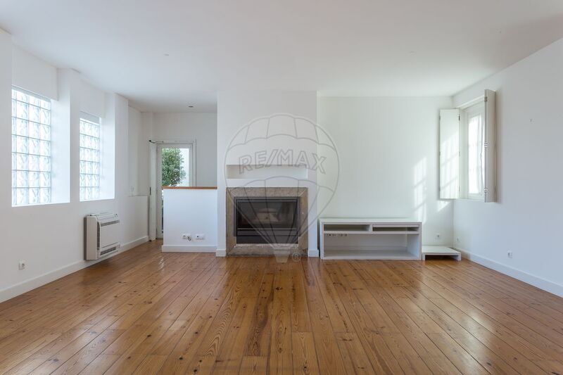 Apartamento T3 Renovado Mercês Lisboa - vidros duplos, ar condicionado, cozinha equipada, garagem, arrecadação, lareira