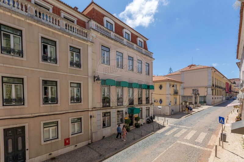 Apartamento Renovado em bom estado T3 Santos-o-Velho Lisboa - varandas, ar condicionado, jardins, cozinha equipada, piso radiante