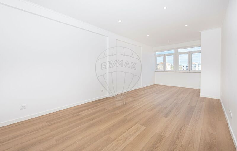 Apartamento T2 Remodelado no centro Odivelas - cozinha equipada, arrecadação