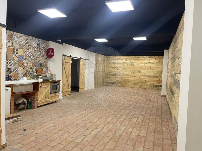 Garage with 125sqm Sintra - bathroom, easy access, storage room