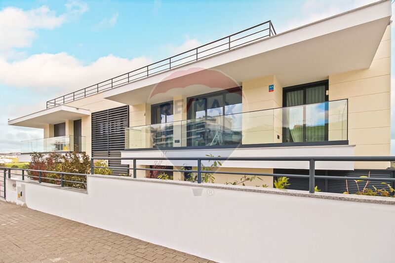 Apartamento T3 Barcarena Oeiras - vidros duplos, ar condicionado, terraços, isolamento térmico, parqueamento, zona calma, varandas