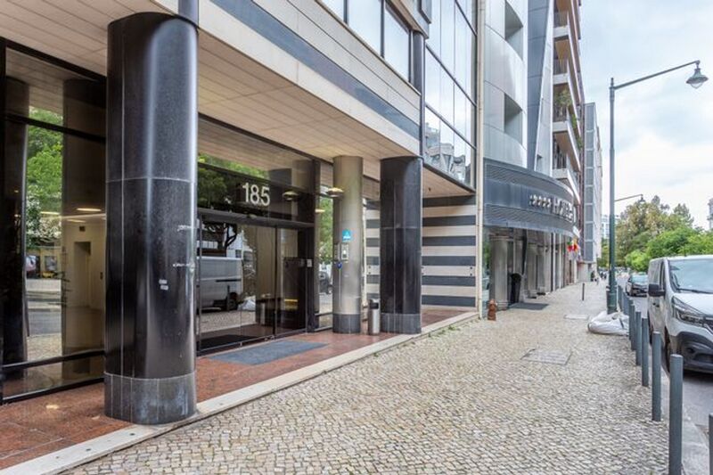 офис Avenidas Novas Lisboa - система кондиционирования, двойные стекла, ресепшн, двойные стекла