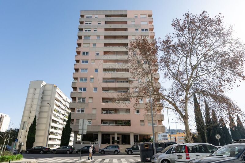 Apartment 3 bedrooms in the center Oeiras - gardens, double glazing, parking lot, balcony, kitchen, balconies
