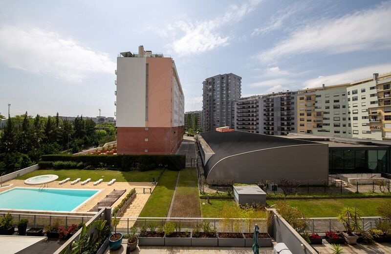 апартаменты T4 в центре Alvalade Lisboa - экипированная кухня, система кондиционирования, гараж, бассейн, сад, подсобное помещение, детская площадка, закрытый кондоминиум