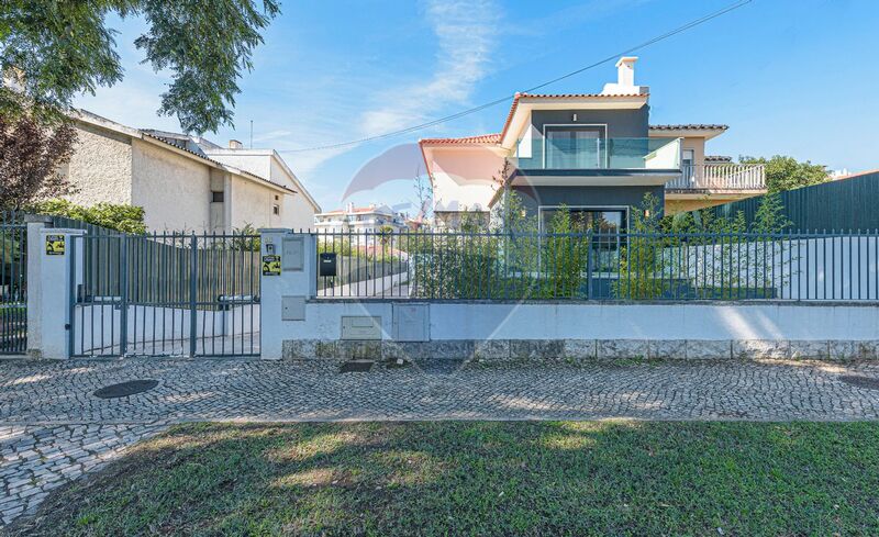 House Semidetached well located 5 bedrooms Oeiras e São Julião da Barra - balcony, floating floor, store room, terrace, garage, central heating, fireplace, solar panels, air conditioning, automatic gate