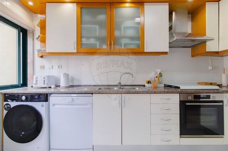 Apartamento em excelente estado T3 Ramada Odivelas - cozinha equipada, varandas, jardim, arrecadação, ar condicionado