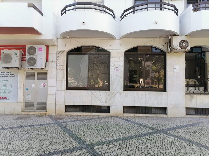 Loja no centro Monte Gordo Vila Real de Santo António - ar condicionado, montra