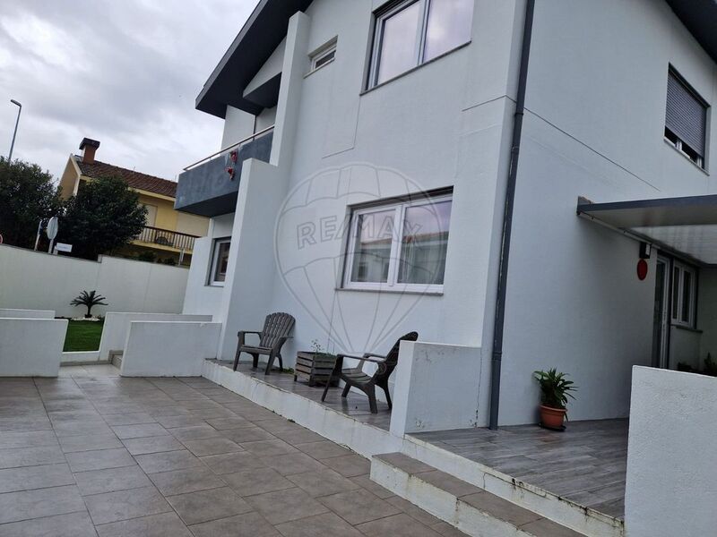 House Refurbished in the center V3 Maia - balconies, balcony, excellent location, attic, fireplace, equipped kitchen, garage, automatic gate, solar panels