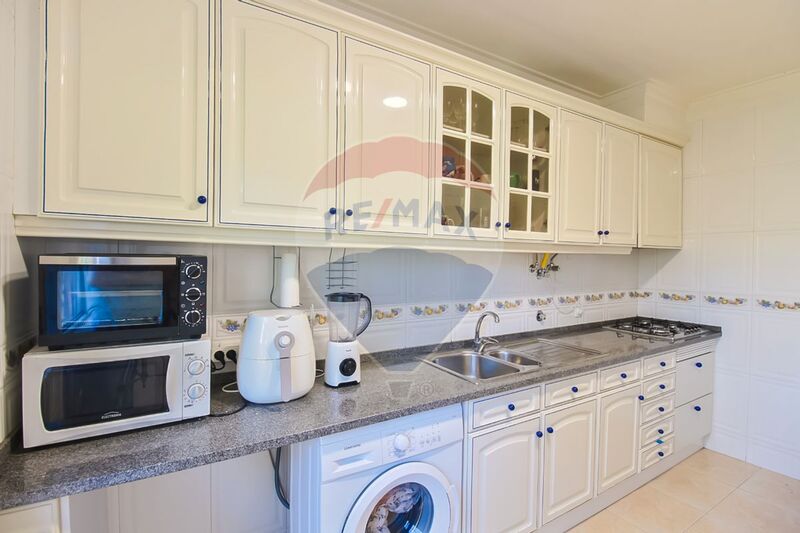Venda Apartamento T2 com boas áreas Almada - cozinha equipada, arrecadação, lareira