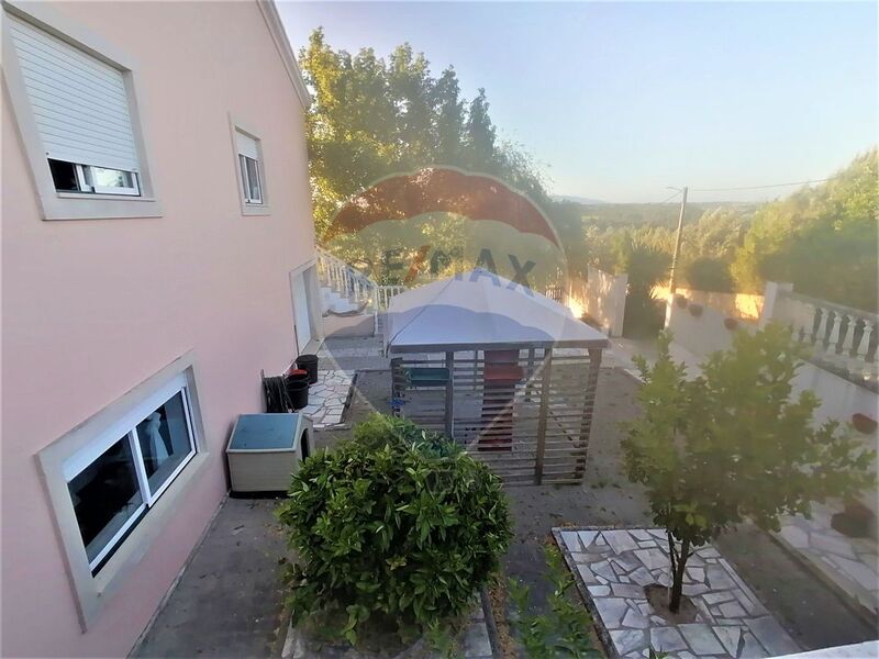 À venda Moradia Antiga bem localizada V4 Santarém - piscina, isolamento térmico, painéis solares, garagem, aquecimento central, isolamento acústico