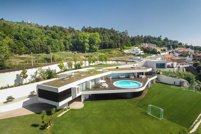 Moradia de luxo V5 Costa Guimarães - piscina, banho turco, garagem, equipado, jardins, sauna