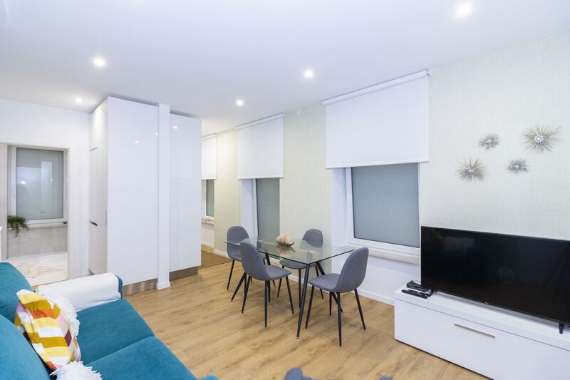 À venda Apartamento novo no centro T3 Nazaré - mobilado, cozinha equipada, isolamento térmico, equipado, ar condicionado, painéis solares