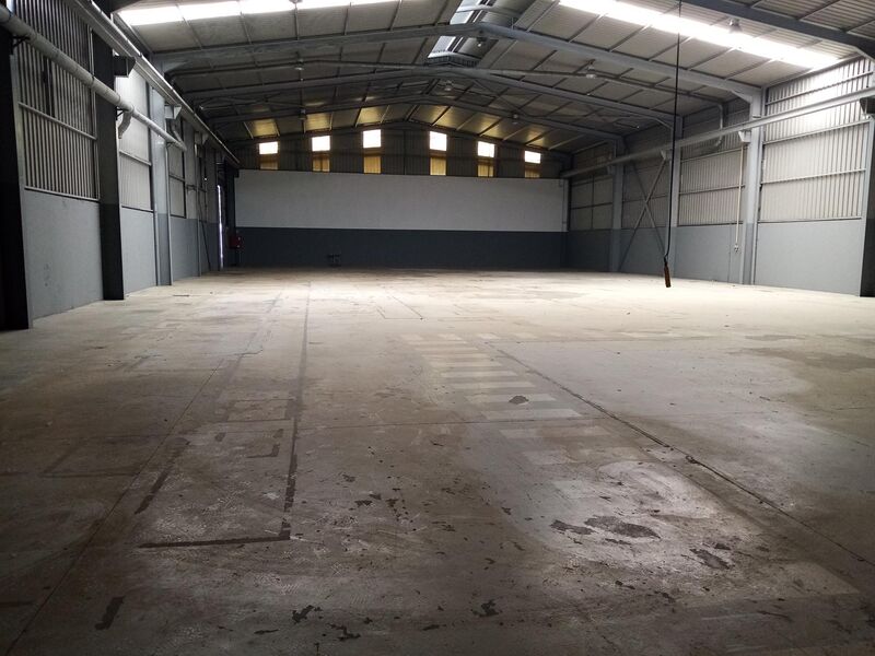 Escritório Industrial com 1100m2 Monção - bons acessos, estacionamento