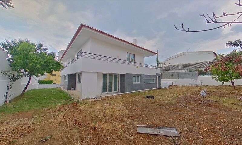 Moradia nova V5 Galiza Cascais para vender - piscina, varanda, garagem, caldeira, painéis solares, ar condicionado