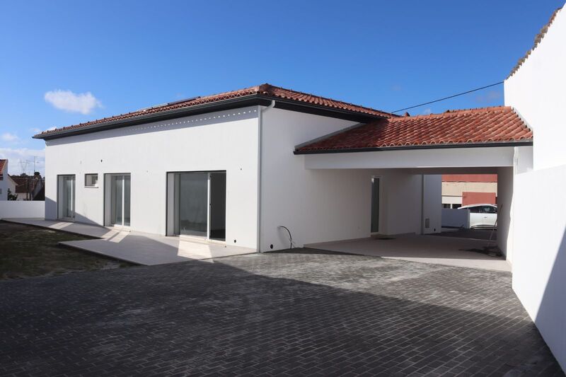 Moradia Térrea V3 à venda Centro Juncal Porto de Mós - ar condicionado, painéis solares, aquecimento central