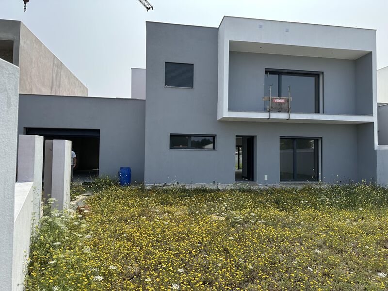 жилой дом V4 новые в процессе строительства Martingança Alcobaça - двойные стекла, солнечные панели, центральное отопление, веранда, гараж