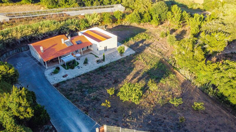 Moradia V4 nova Cela Alcobaça - ar condicionado, vidros duplos, bbq, painéis solares, sótão, garagem, piscina