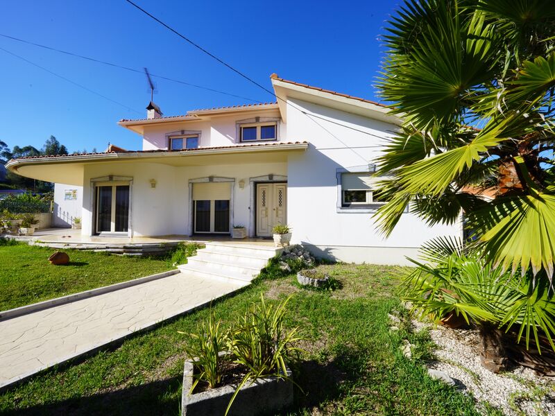 House V4 Ourém - central heating, garden, solar panels, double glazing, garage, equipped kitchen