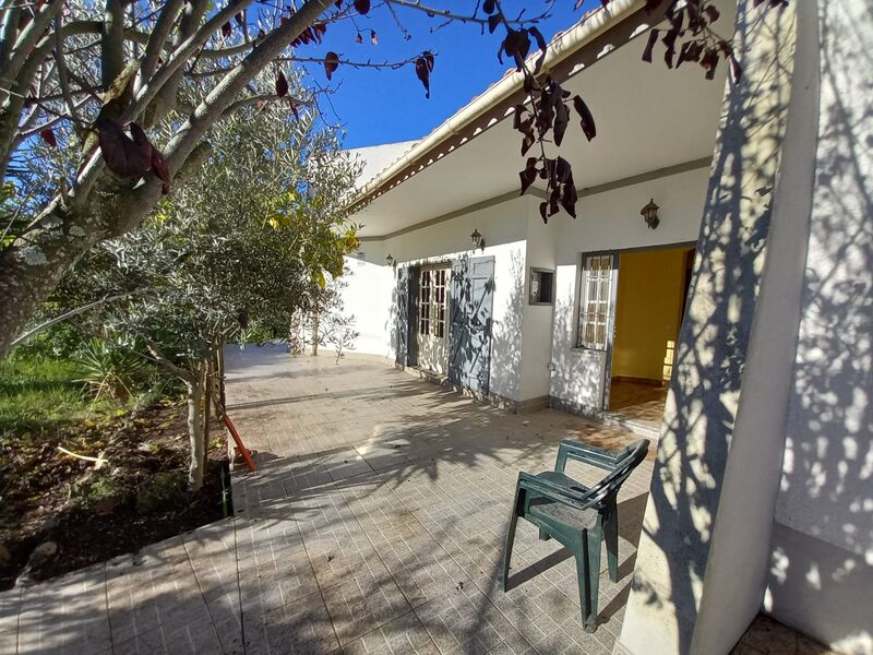 Casa Térrea bem localizada V3 Vale de Santarém - terraço, garagem, jardim
