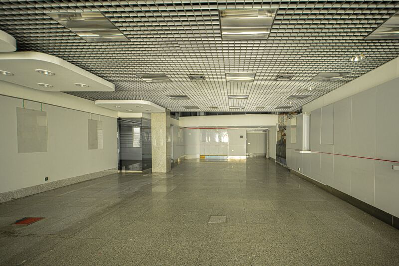 Loja Equipada junto ao centro Coimbra - wc, sala de reunião, espaço amplo