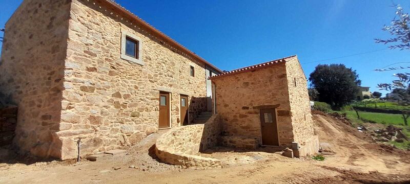 Small farm V6 nieuw Pedrógão Pequeno Sertã - olive trees, boiler, air conditioning, automatic gate, central heating, garden, equipped, solar panels, water, furnished, tiled stove, barbecue, swimming pool, solar panels, boiler, well
