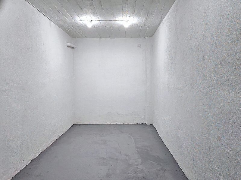 Garage in the center São João Batista Entroncamento - easy access, spacious, store room